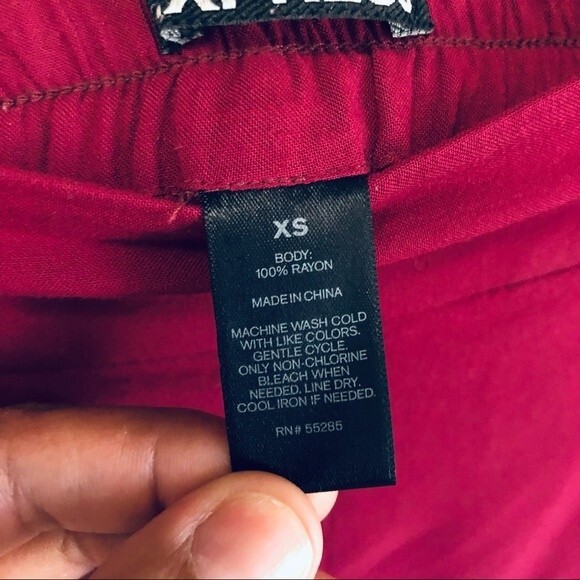 Express Cranberry High Waisted Shorts with Crochet Knit Lace Hem & Pockets Sz XS - Picture 6 of 6